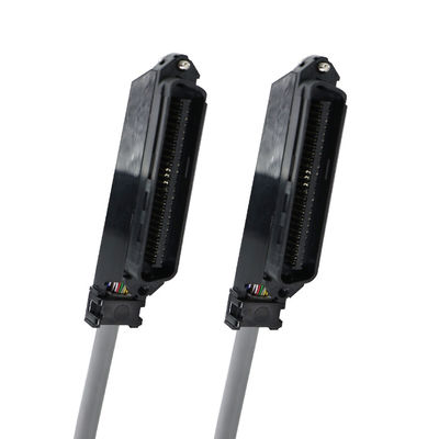 Cable de connexion téléphonique RJ21 mâle à 50 broches à angle droit avec câble rond blindé pour panneaux de patch vocal ou distribution de données