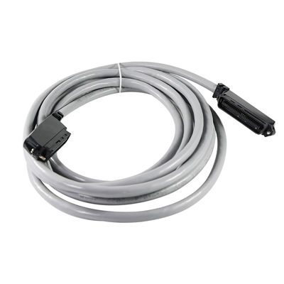 Cable de connexion téléphonique RJ21 mâle à 50 broches à angle droit avec câble rond blindé pour panneaux de patch vocal ou distribution de données