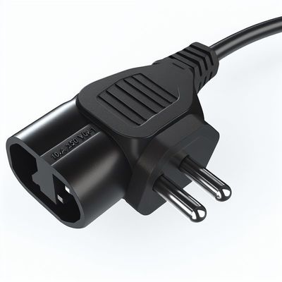 Le câble d'adaptateur électrique IEC C14 à Schuko 10A 250V H05VV-F